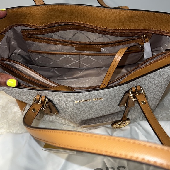 I’m Selling a Large Michael Kors Bag. The colors are Tan&Cream shoulder bag. - Picture 2 of 4